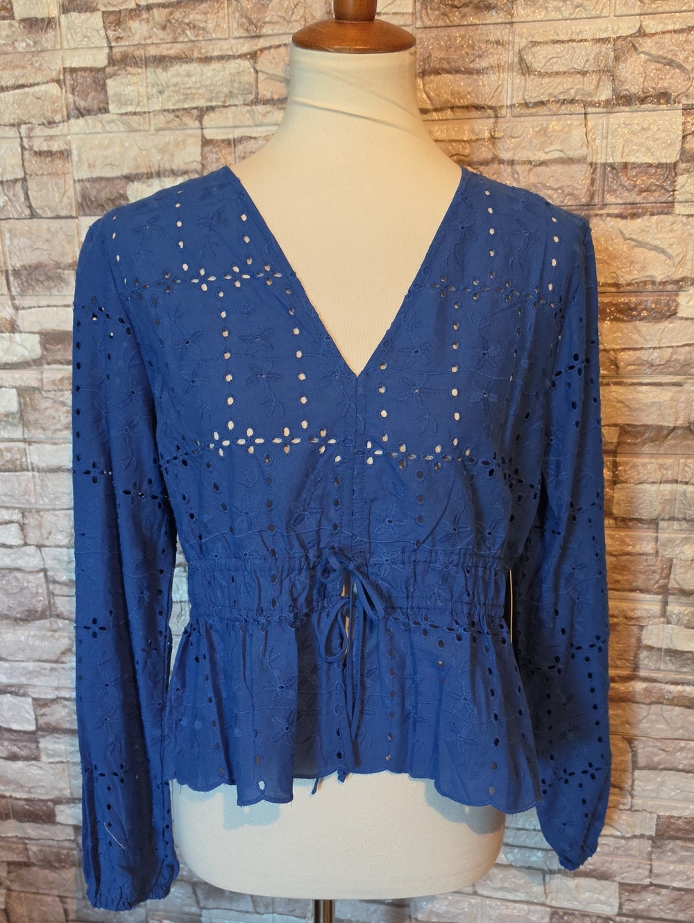 Calligraphie Women’s Blue Eyelet V-Neck Peplum Top Brand New